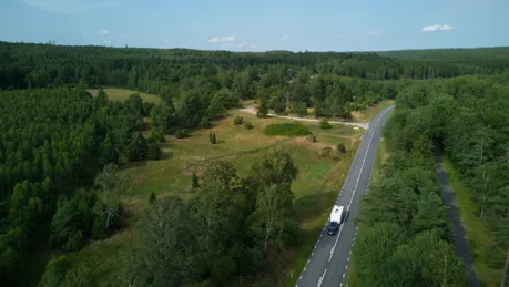 iStock-1441384623_Drönarbild_Väg.jpg.