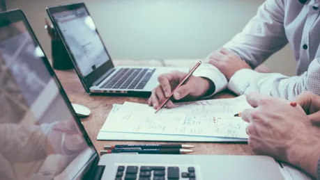 antecknar under möte.