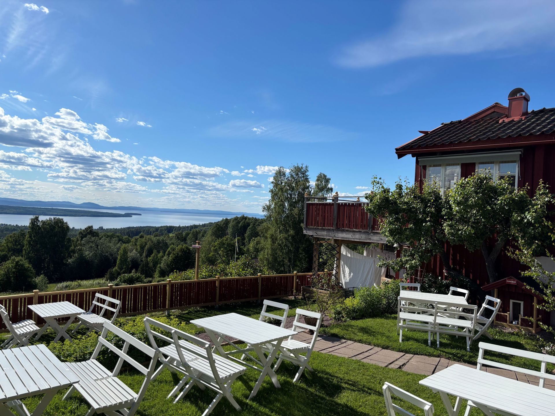 Soltägtgården i sommarskrud.jpg.