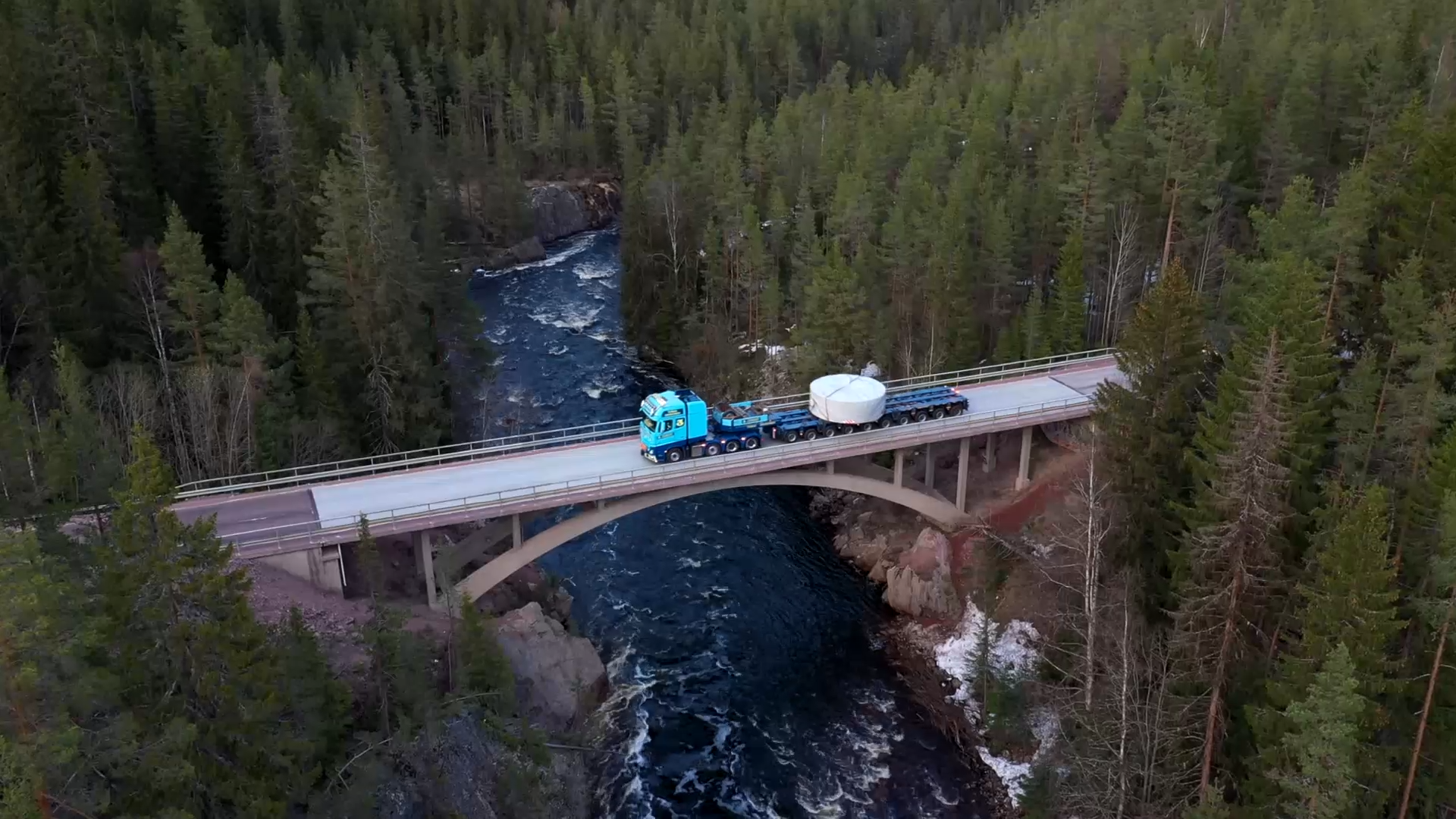 Svenska Truckers 1001.mp4.10_00_02_21.Still001.png.